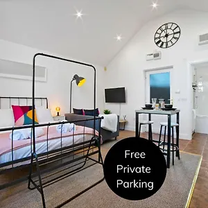 The Village Coach House Holiday home Cardiff