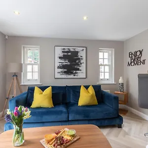 Elliot Oliver - 2 Bedroom Garden With Parking Apartment Cheltenham